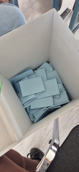 Stimmzettel in der Wahlurne der Juniorwahl